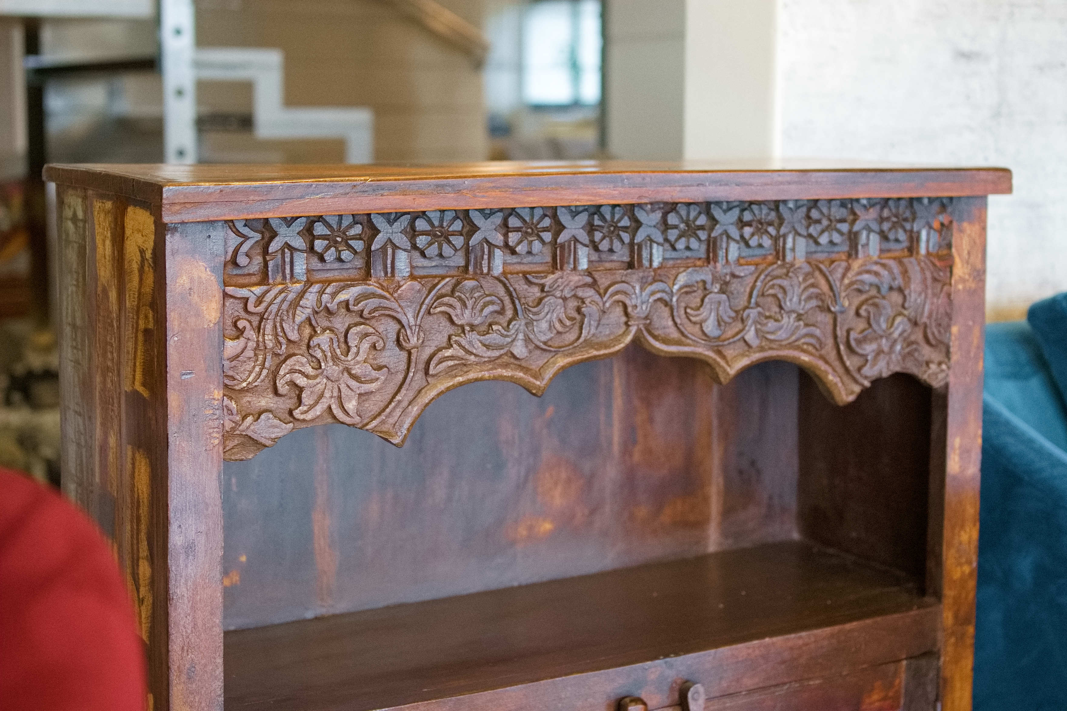 Particolare della struttura in legno massello e delle finiture artigianali.