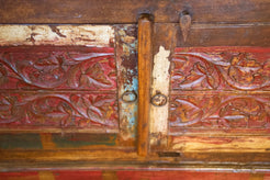 Particolare della struttura in legno massello e delle finiture artigianali.