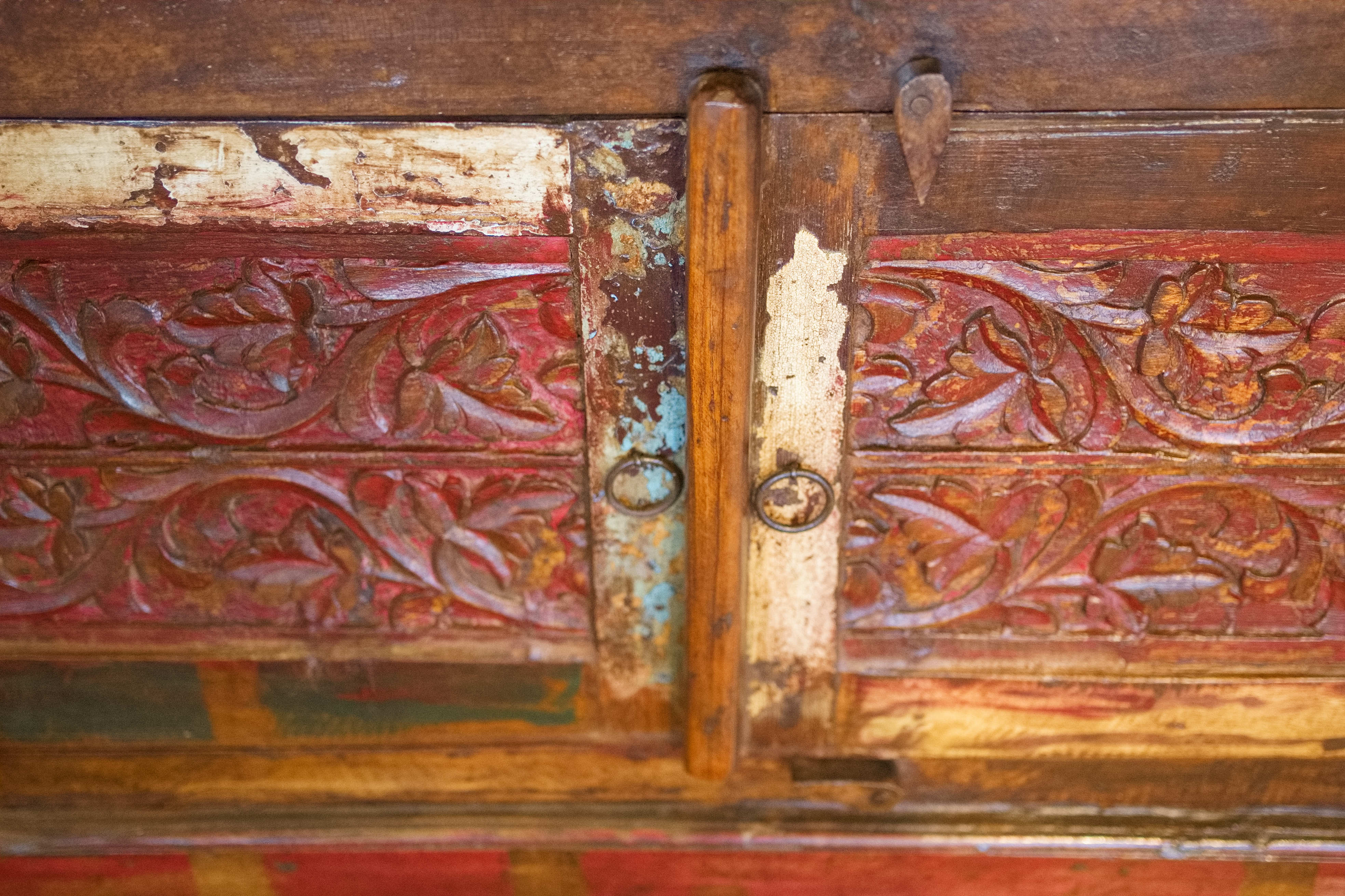 Particolare della struttura in legno massello e delle finiture artigianali.