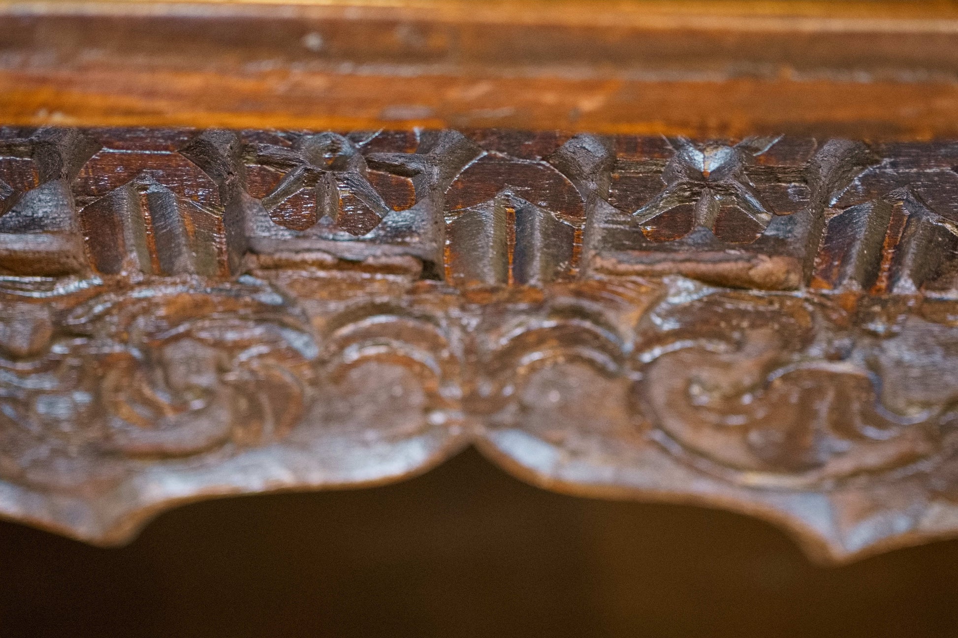 Particolare della struttura in legno massello e delle finiture artigianali.