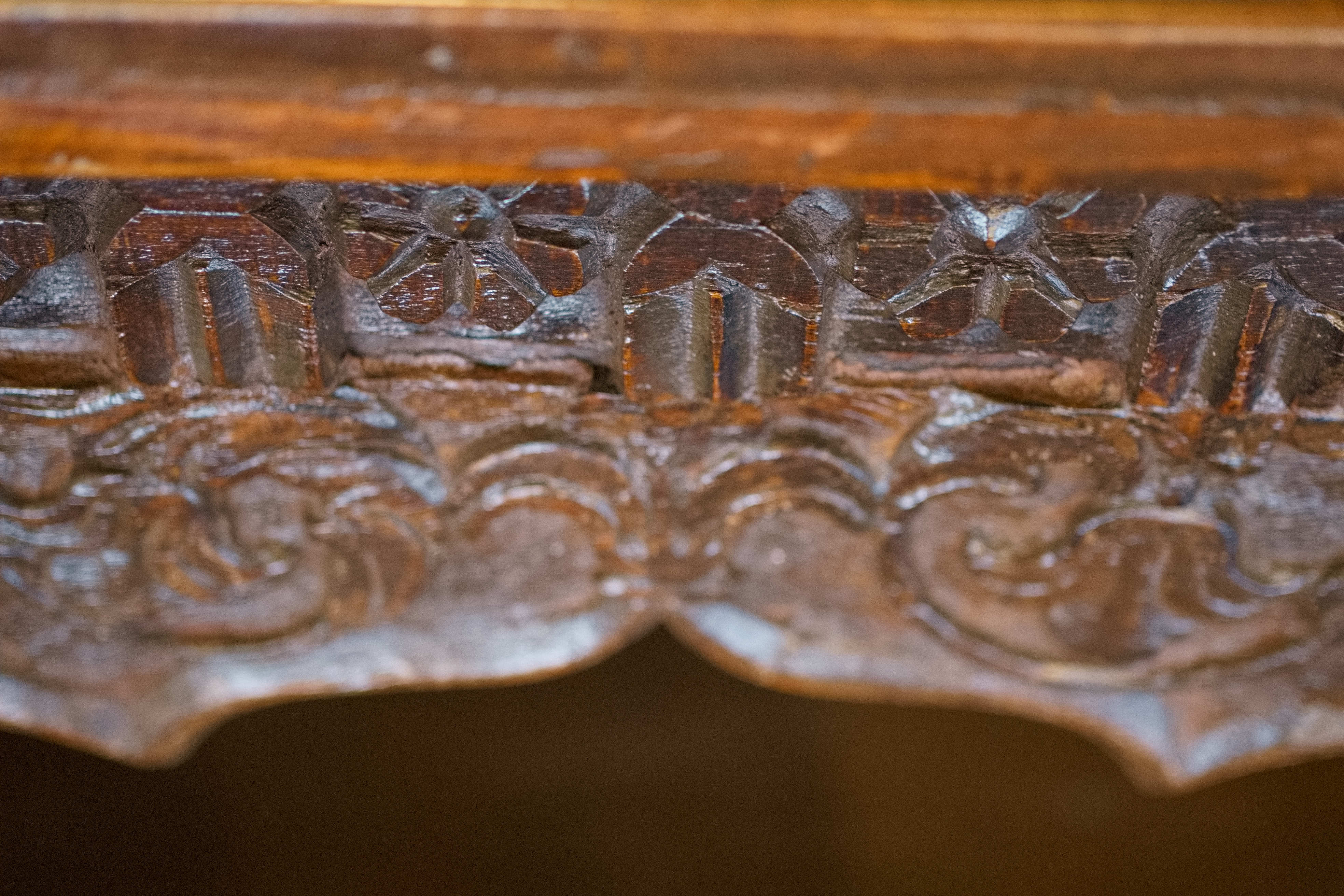 Particolare della struttura in legno massello e delle finiture artigianali.
