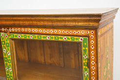 Primo piano della finitura dipinta e della texture del legno massello.
