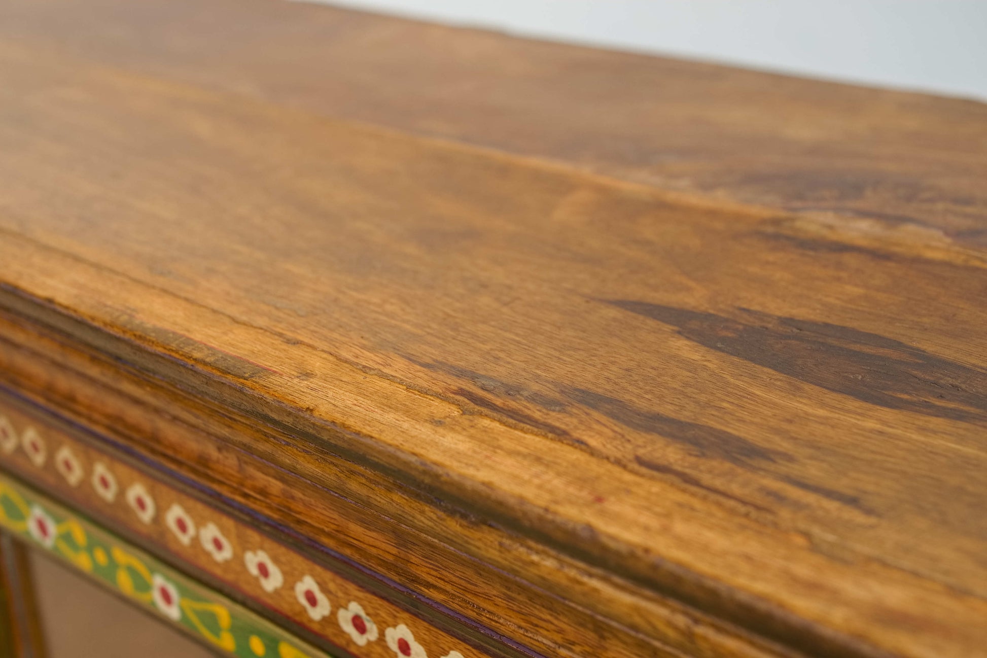 Dettaglio del legno della credenza indiana, parte superiore