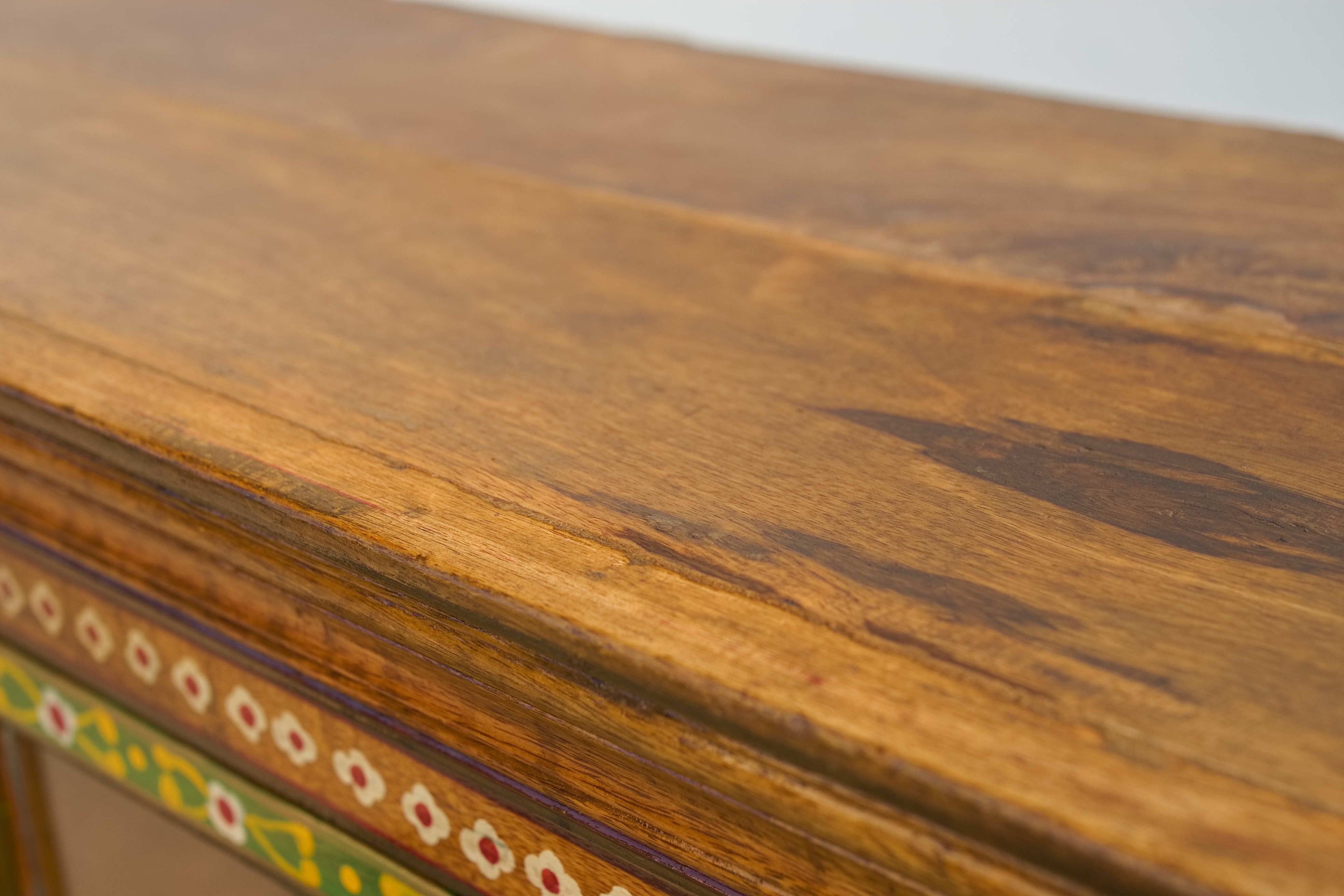Dettaglio del legno della credenza indiana, parte superiore