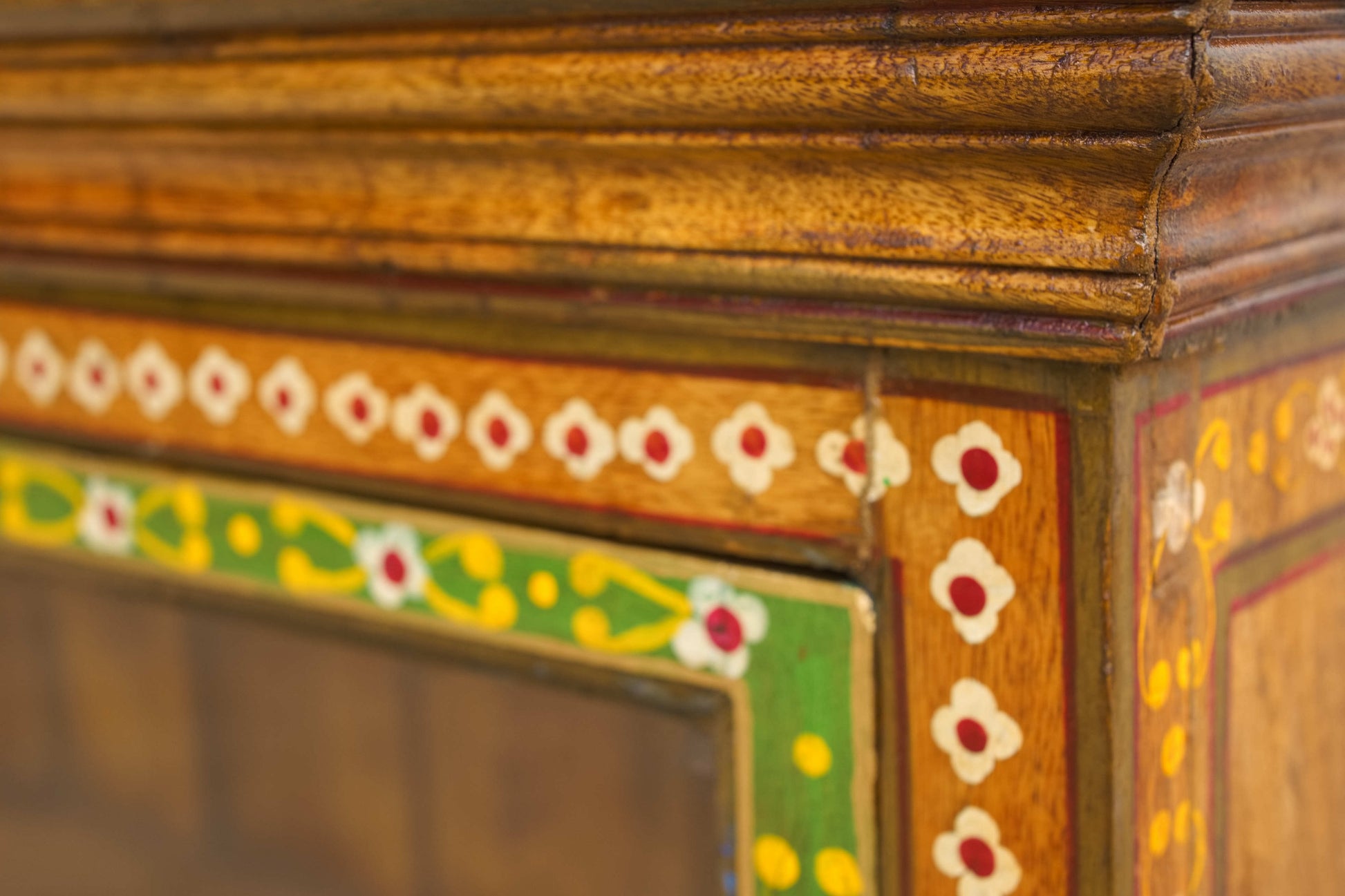 Primo piano della finitura dipinta e della texture del legno massello.