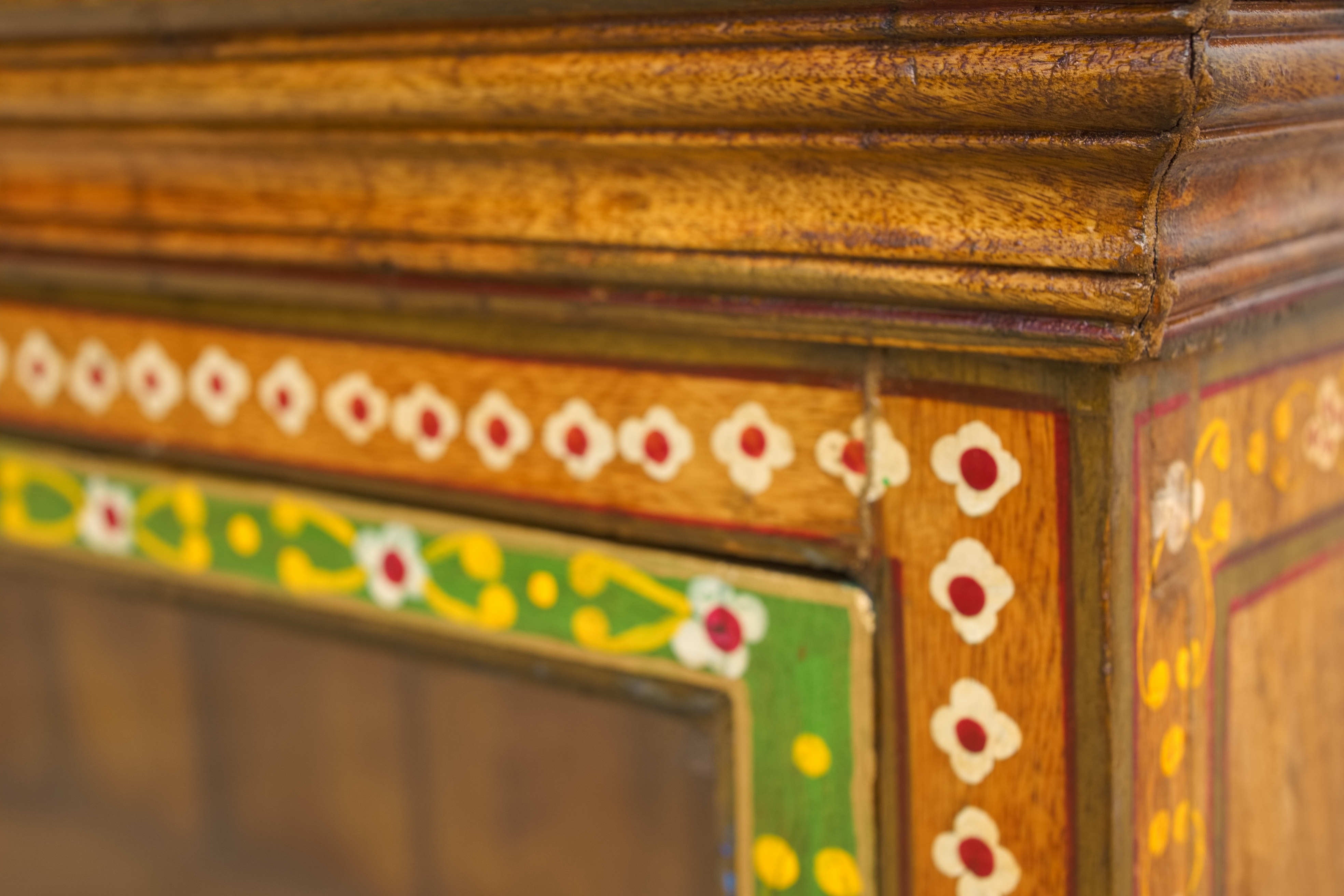 Primo piano della finitura dipinta e della texture del legno massello.