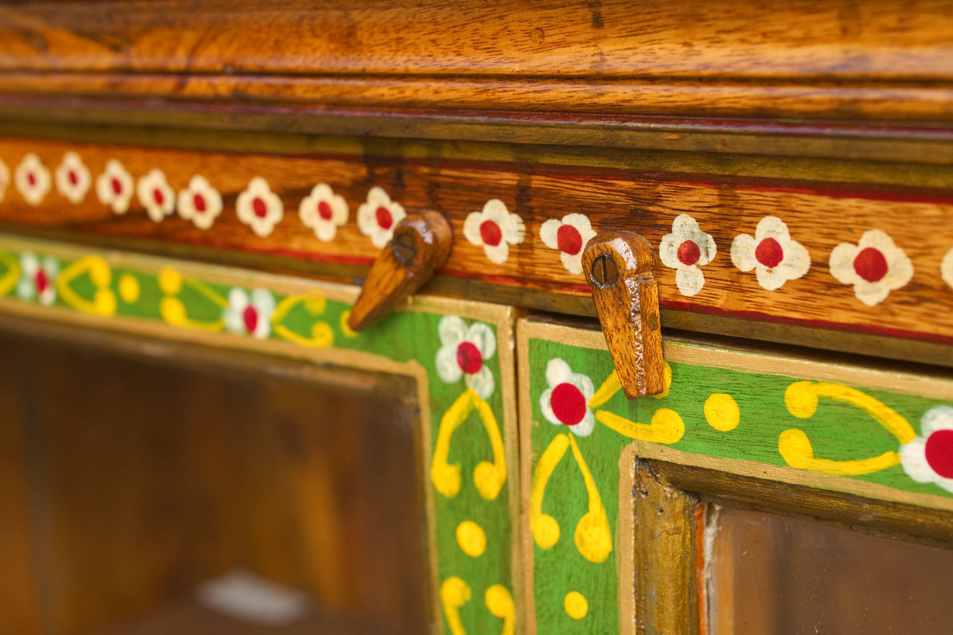 Particolare della chiusura d'ispirazione tradizionale della credenza indiana