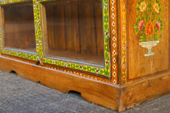 Primo piano della finitura dipinta e della texture del legno massello.