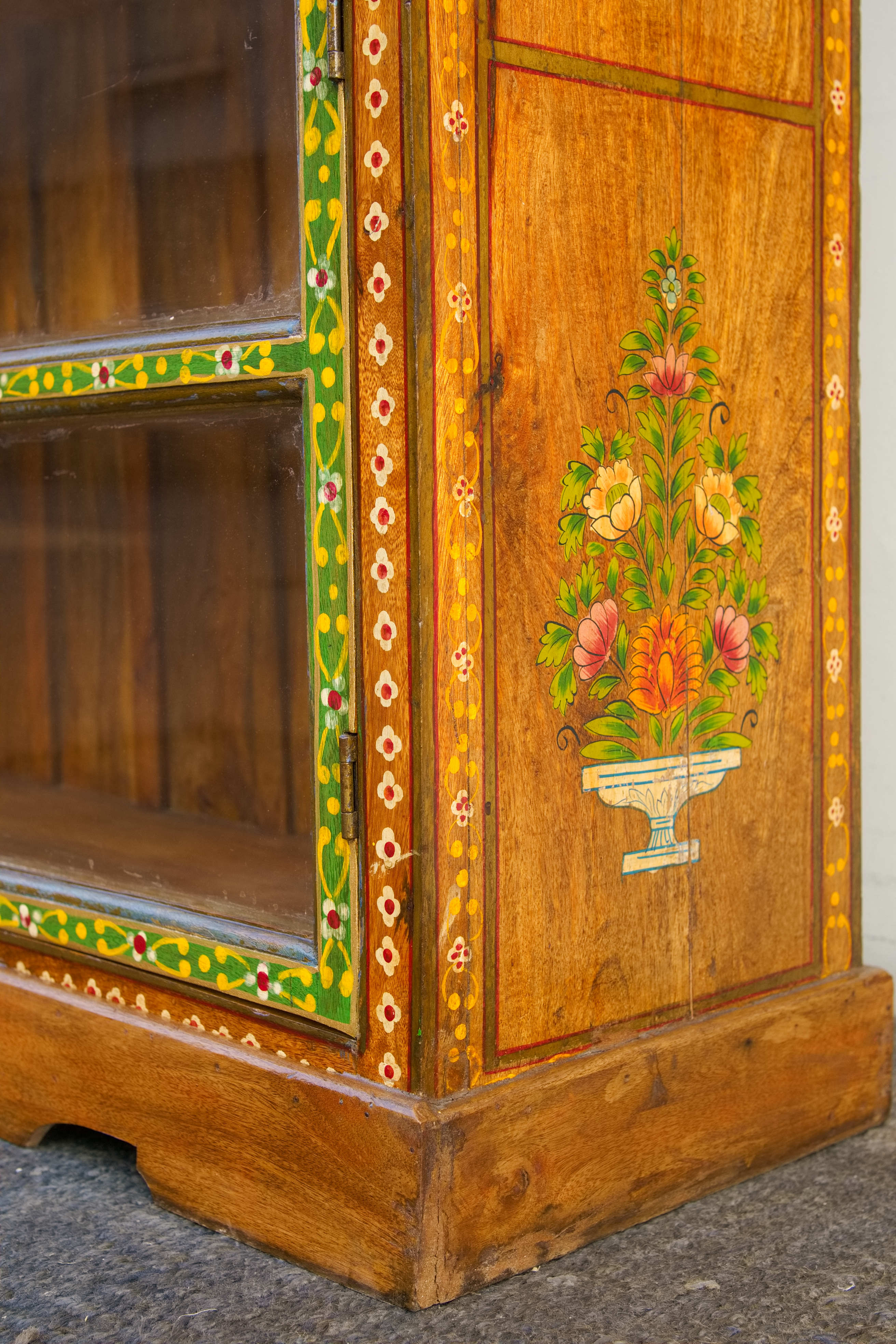 Primo piano della finitura dipinta e della texture del legno massello.