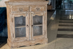 Credenza indiana e armadietto a due ante e due cassetti in teak dipinto con finitura decapata shabby chic.