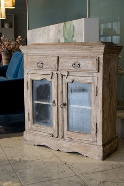Vista d'insieme della proporzione bilanciata da 90x35 h 100 cm di questo mobile shabby chic fatto a mano