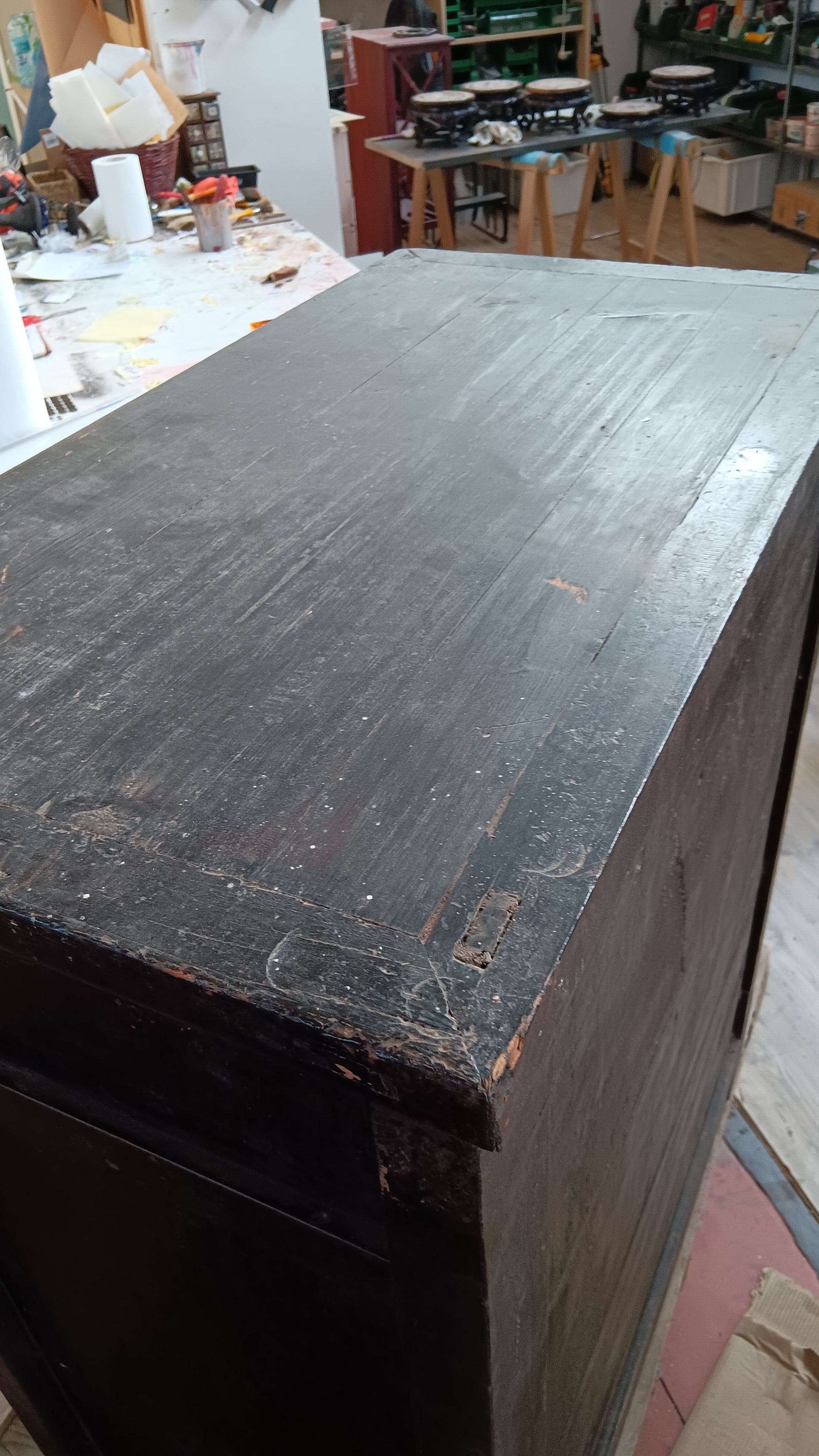 Particolare dell'armadietto cinese antico che testimonia la perfetta conservazione storica e il restauro conservativo.