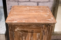 Primo piano della texture vissuta e dei segni del tempo impressi sul teak antico di recupero.