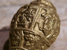 Carica l&#39;immagine nel visualizzatore di Gallery, conchiglia tibetana in metallo lavorato.misure 14x8 cm, peso 750 gr