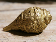Carica l&#39;immagine nel visualizzatore di Gallery, conchiglia tibetana in metallo lavorato.misure 14x8 cm, peso 750 gr
