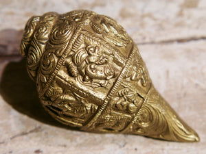 conchiglia tibetana in metallo lavorato.misure 14x8 cm, peso 750 gr