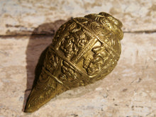 Carica l&#39;immagine nel visualizzatore di Gallery, conchiglia tibetana in metallo lavorato.misure 14x8 cm, peso 750 gr