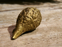 Carica l&#39;immagine nel visualizzatore di Gallery, conchiglia tibetana in metallo lavorato.misure 14x8 cm, peso 750 gr