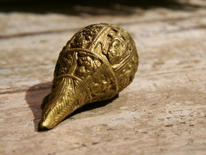 conchiglia tibetana in metallo lavorato.misure 14x8 cm, peso 750 gr