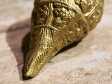 Carica l&#39;immagine nel visualizzatore di Gallery, conchiglia tibetana in metallo lavorato.misure 14x8 cm, peso 750 gr