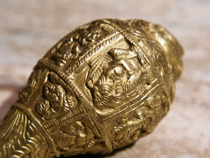 conchiglia tibetana in metallo lavorato.misure 14x8 cm, peso 750 gr