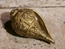 Carica l&#39;immagine nel visualizzatore di Gallery, conchiglia tibetana in metallo lavorato.misure 14x8 cm, peso 750 gr