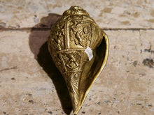 Carica l&#39;immagine nel visualizzatore di Gallery, conchiglia tibetana in metallo lavorato.misure 14x8 cm, peso 750 gr
