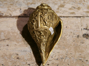 conchiglia tibetana in metallo lavorato.misure 14x8 cm, peso 750 gr