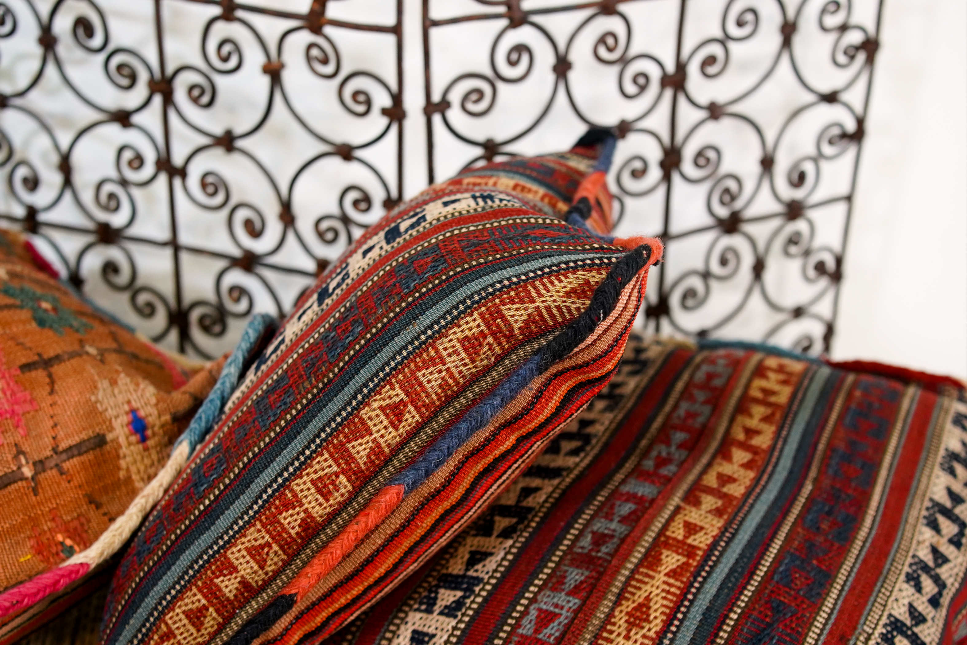 Dettaglio della finitura dei bordi e della confezione sartoriale del cuscino.