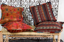 Due modelli distinti di coppie di cuscini Kilim