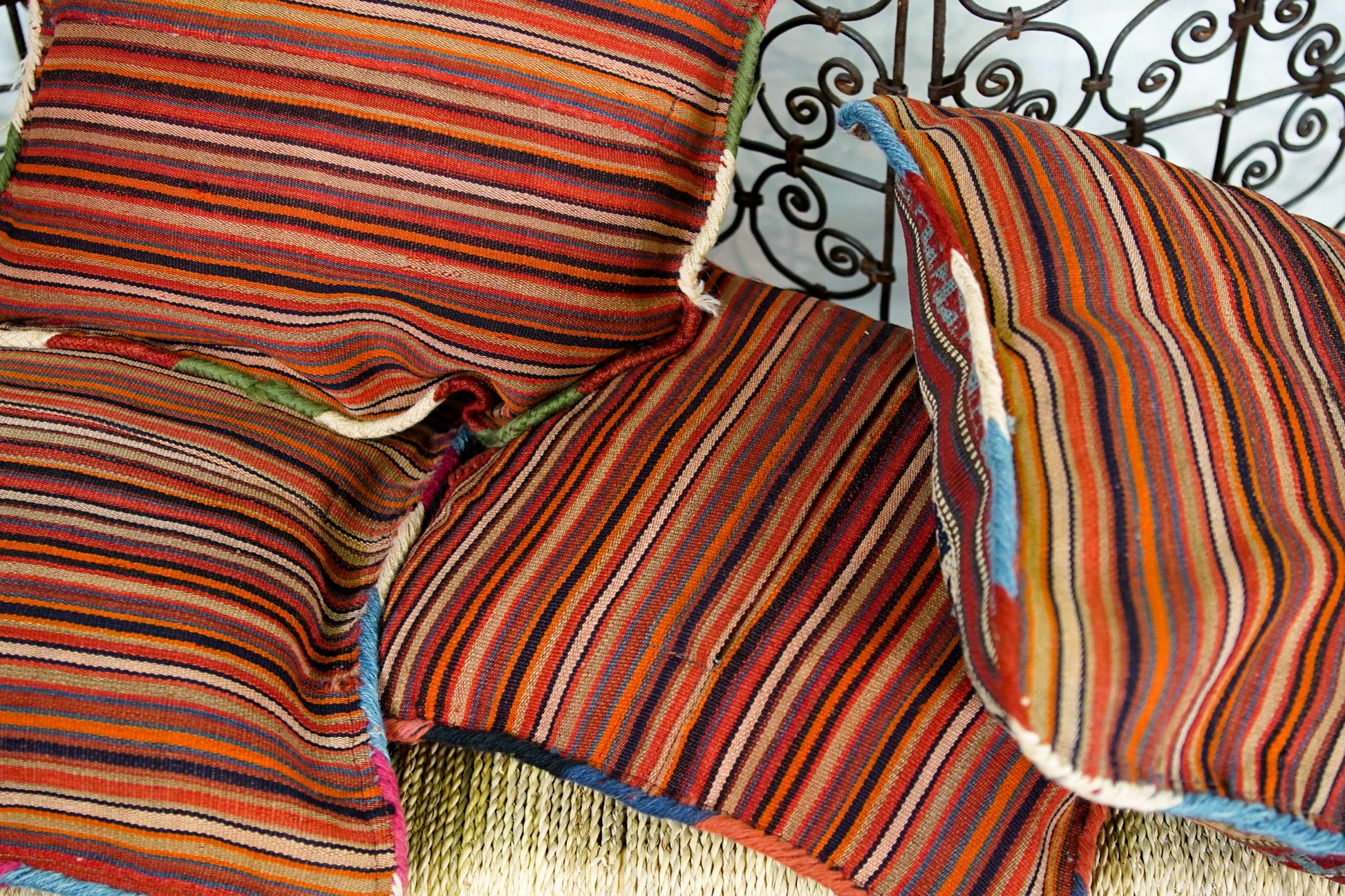 Vista del retro del cuscino appositamente predisposto per l'imbottitura.