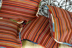Vista del retro del cuscino appositamente predisposto per l'imbottitura.