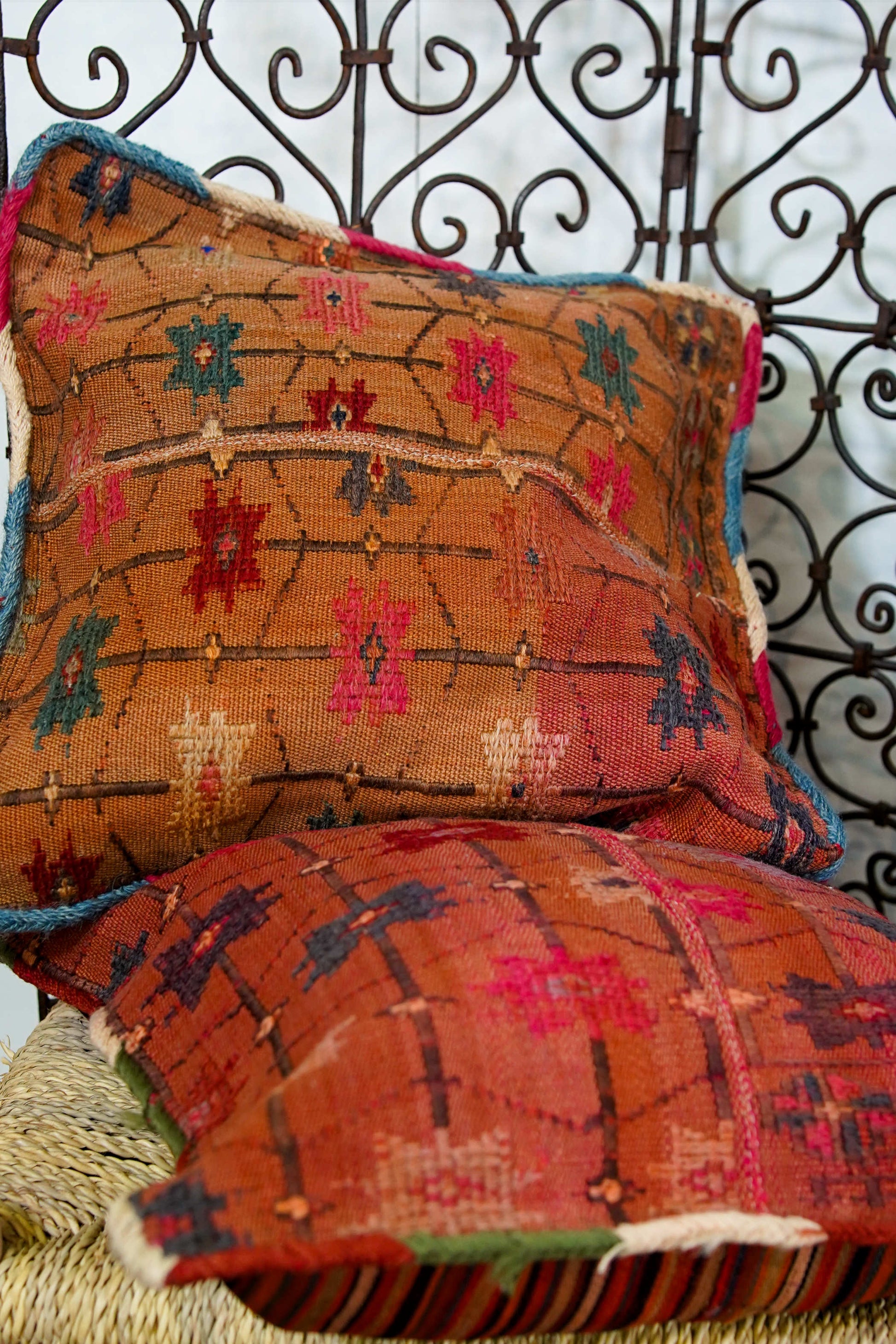Vista d'insieme della coppia di cuscini realizzati con antichi Kilim berberi marocchini.