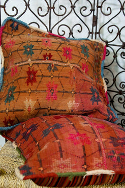 Vista d'insieme della coppia di cuscini realizzati con antichi Kilim berberi marocchini.