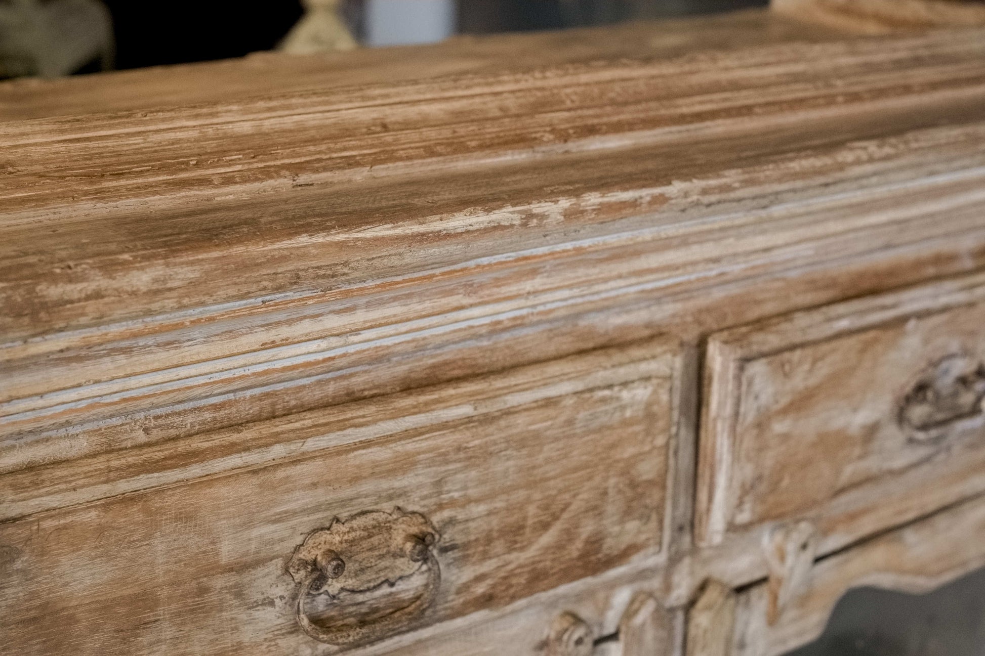 Primo piano delle bordature rifinite con cura sartoriale alla base dell'armadietto.