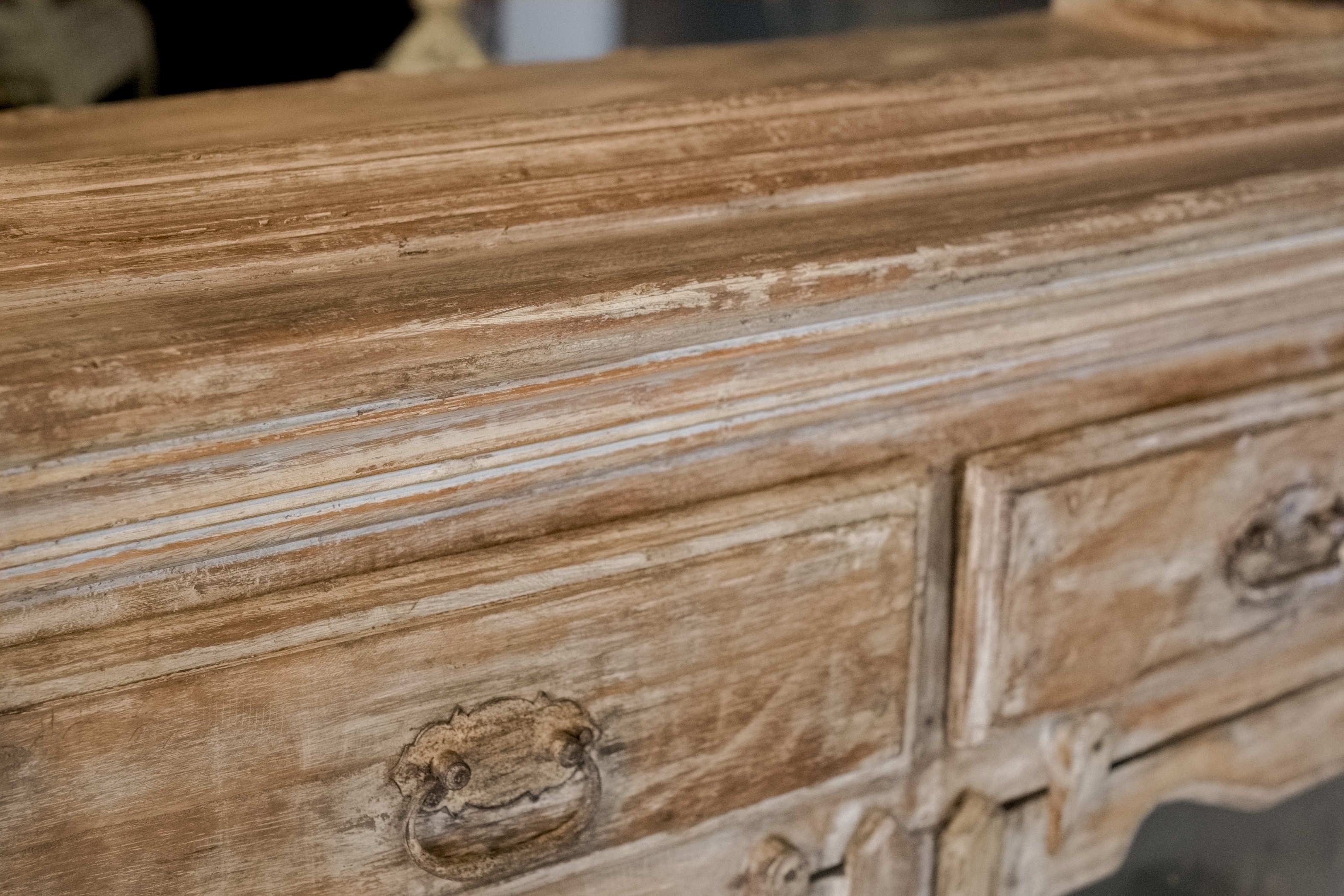 Primo piano delle bordature rifinite con cura sartoriale alla base dell'armadietto.
