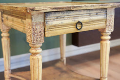 rimo piano delle finiture e dei dettagli artigianali che caratterizzano il design provenzale di questo arredo.