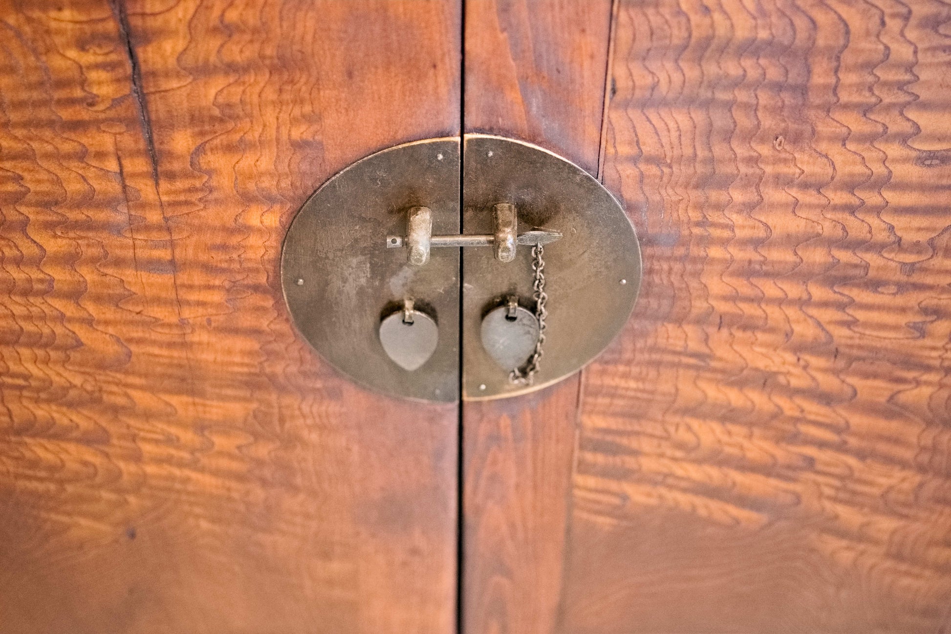 Dettaglio della caratteristica metalleria asiatica applicata sulle ante di questa credenza dello Zhejiang.