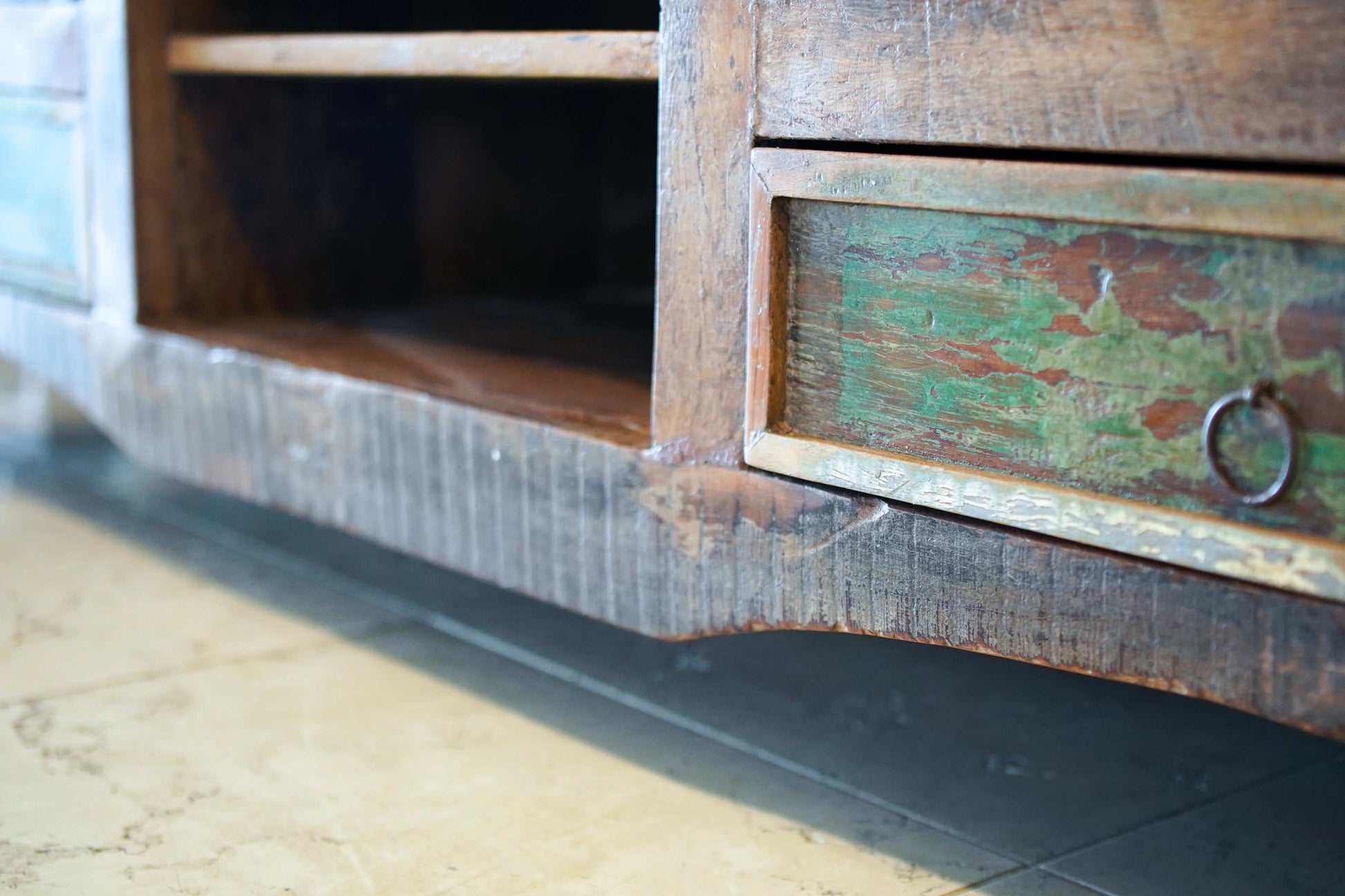 Primo piano della texture superficiale e della finitura naturale che protegge il legno di recupero senza alterarlo