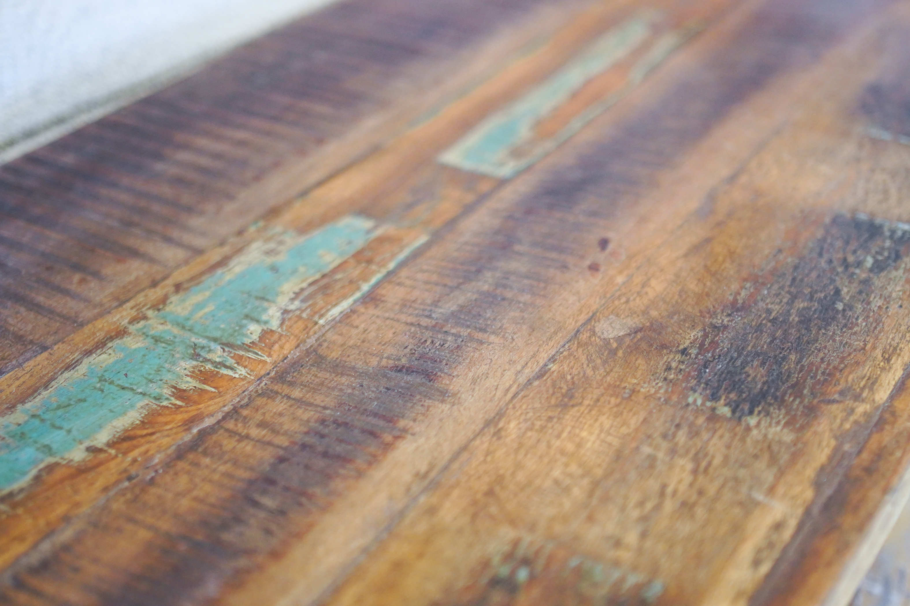 Primo piano della texture superficiale e della finitura naturale che protegge il legno di recupero senza alterarlo.