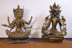 La statua della divinità-Namgyalma accanto a quella della divinità Tara