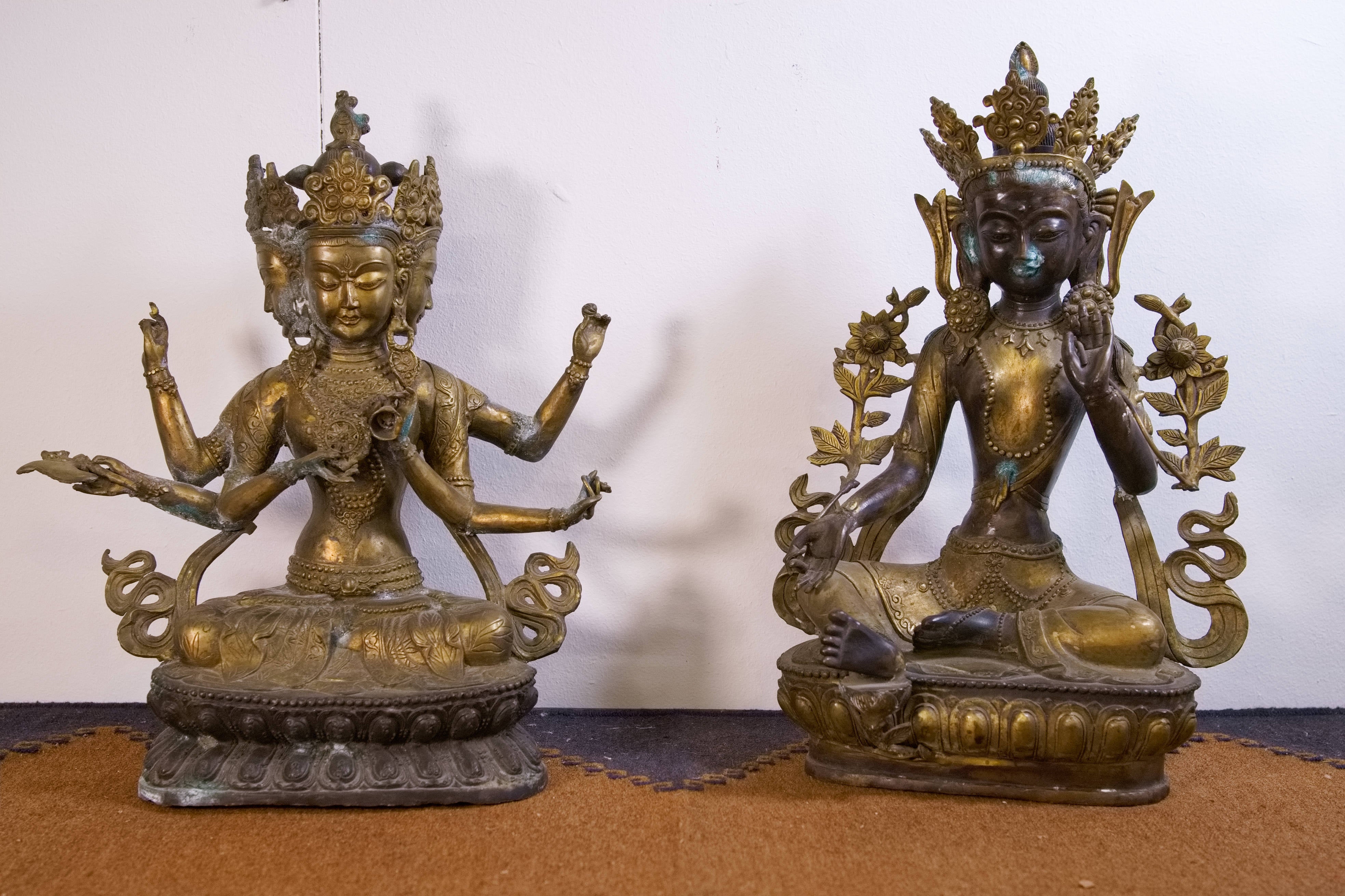 La statua della divinità-Namgyalma accanto a quella della divinità Tara