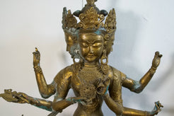 Primo piano dei tre volti e delle espressioni dettagliate della divinità tibetana.