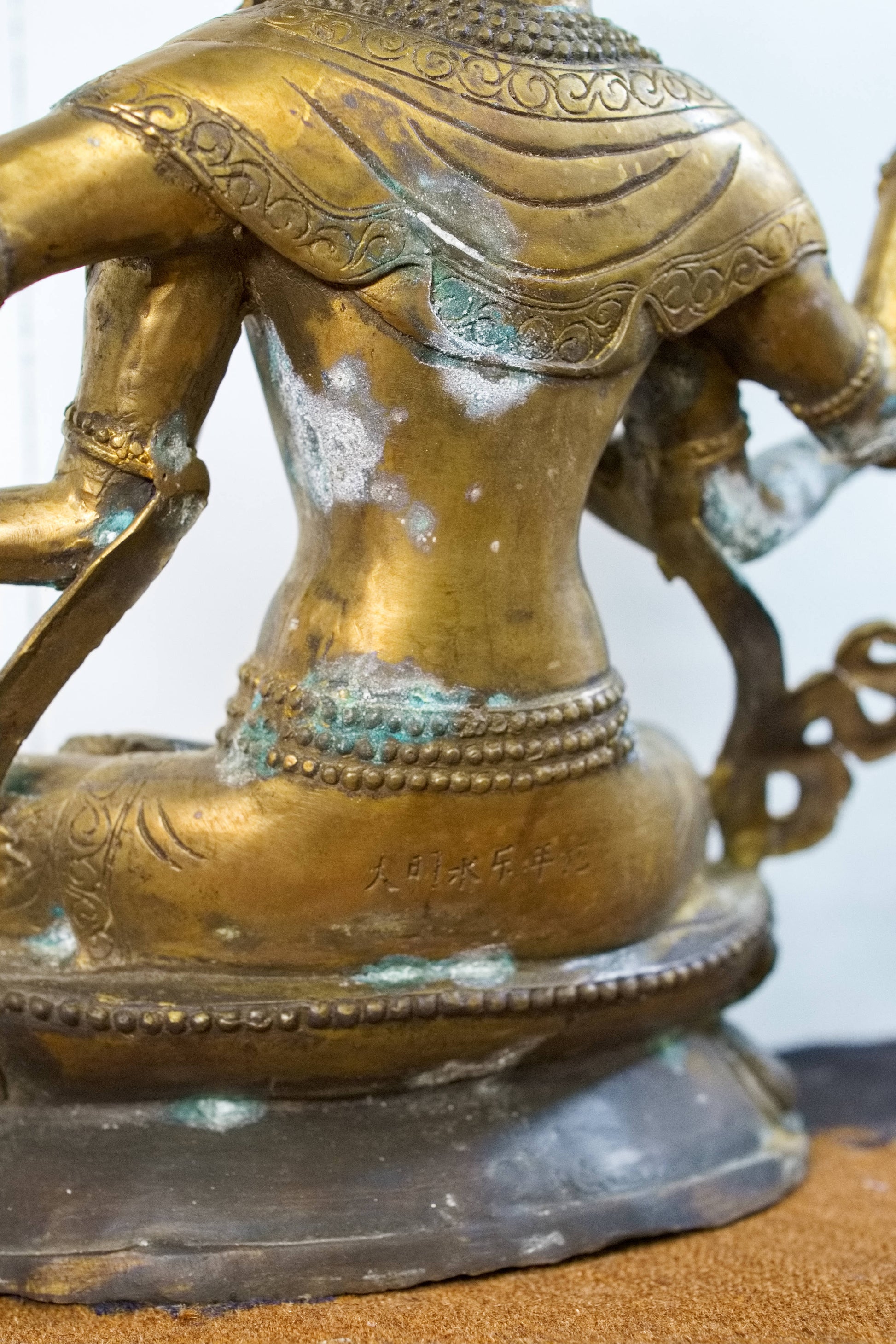 Dettaglio della patina del tempo e della consistenza della lega in bronzo e rame.