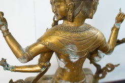 Particolare delle incisioni sul retro della statua