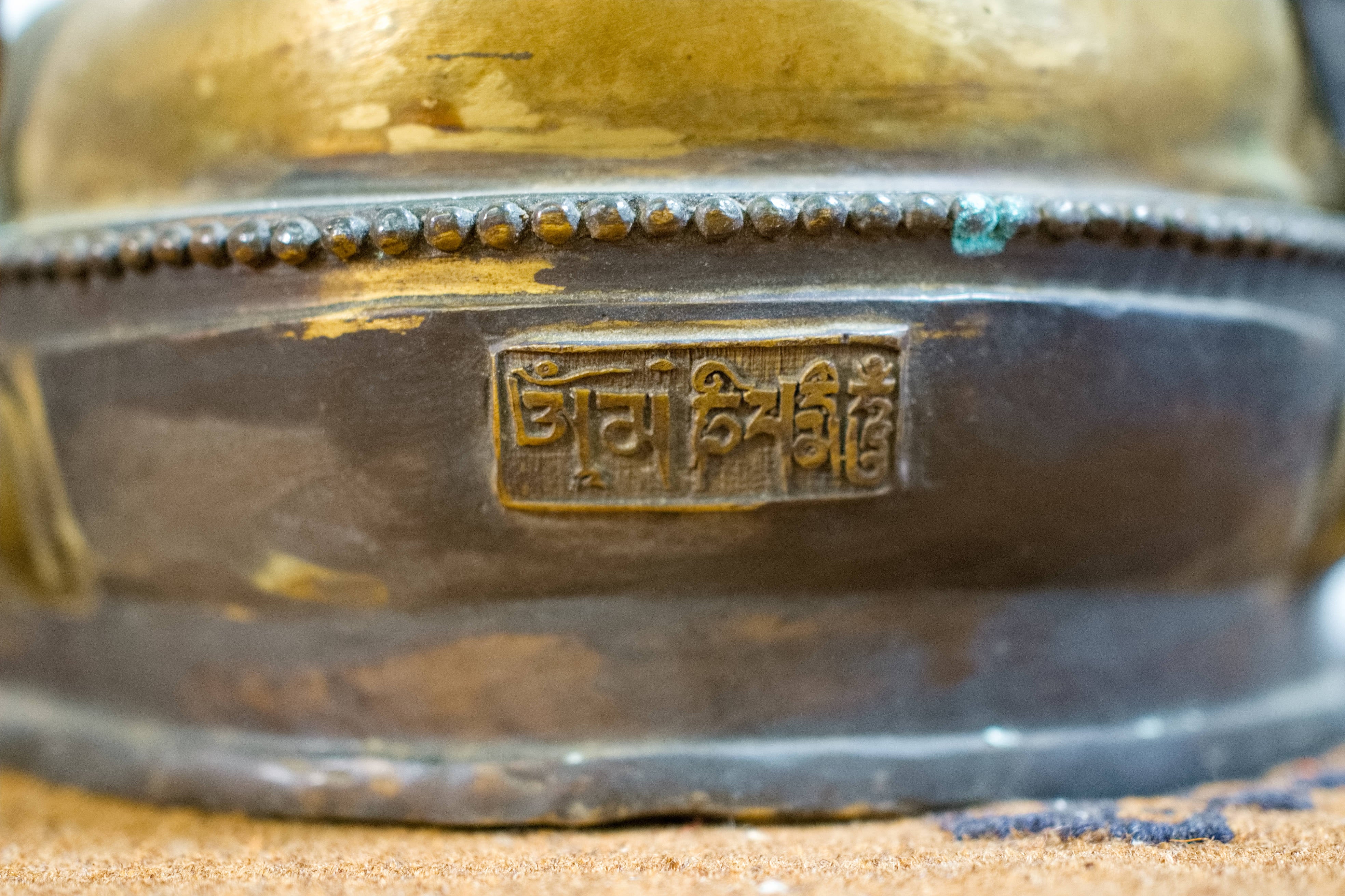 Primo piano dei dettagli decorativi e della manualità degli artisti nepalesi/tibetani.