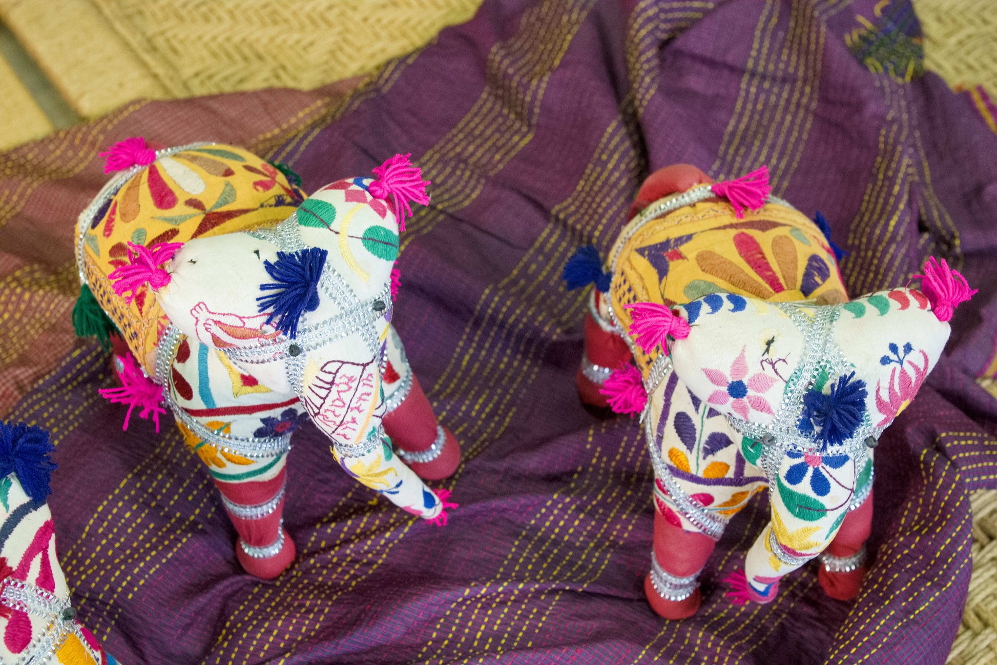 coppia di elefanti decorativi in tessuto ricamato a mano.