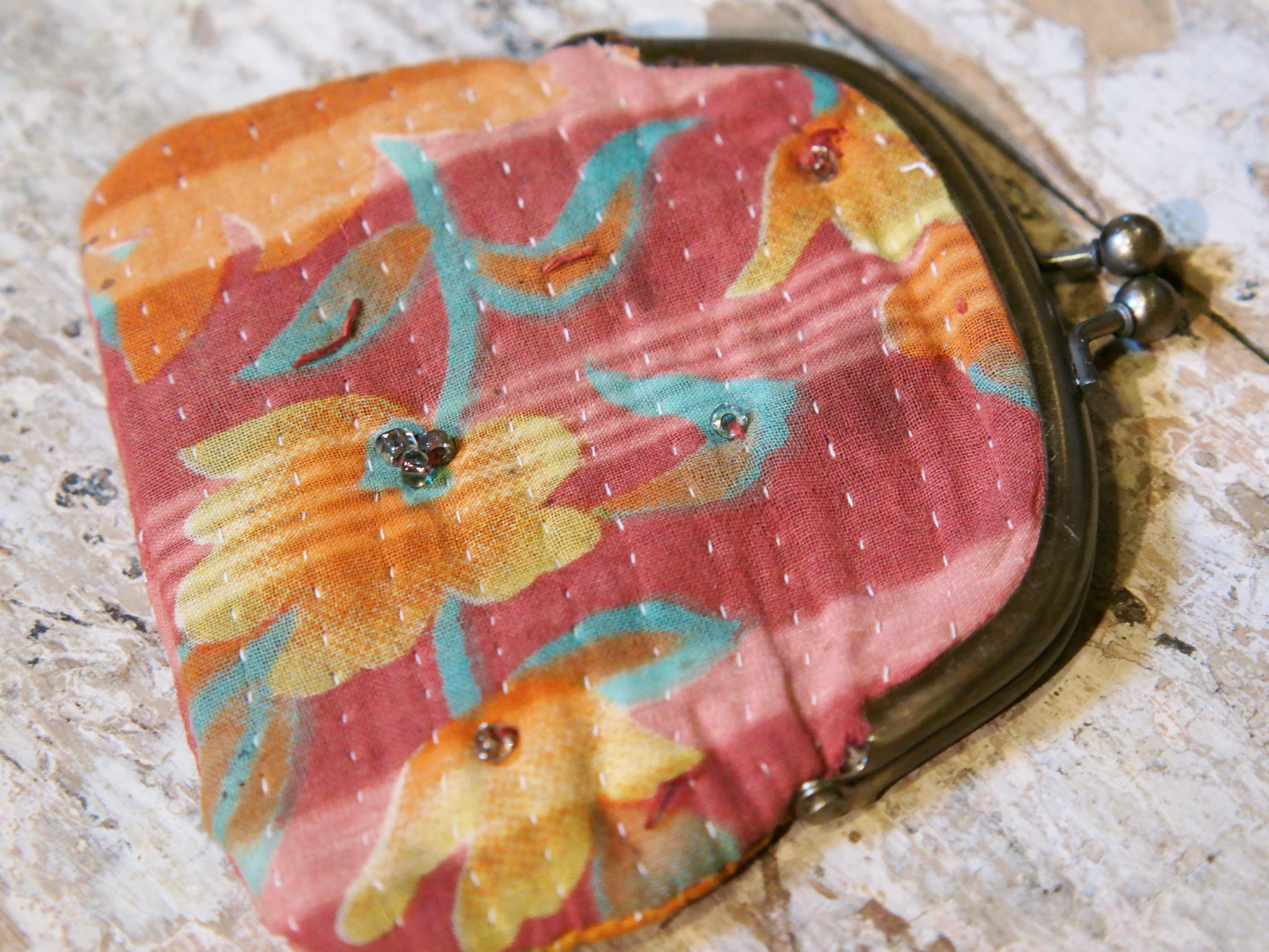 borsellino, portamonete, portafogli, pochette in cotone ricamato con tecnica kantha.dimensioni 12x12 cm 