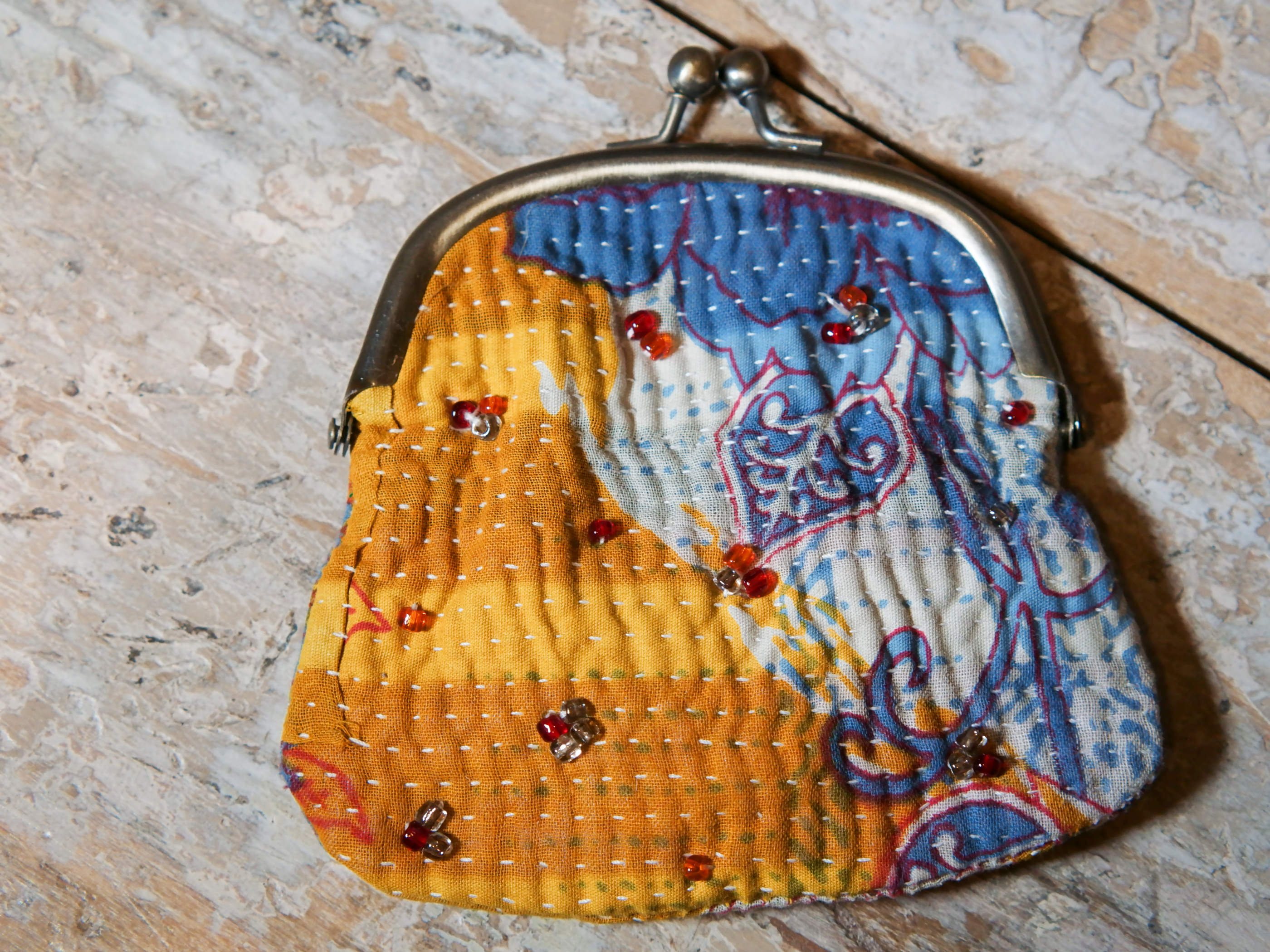 borsellino, portamonete, portafogli, pochette in cotone ricamato con tecnica kantha.dimensioni 12x12 cm 
