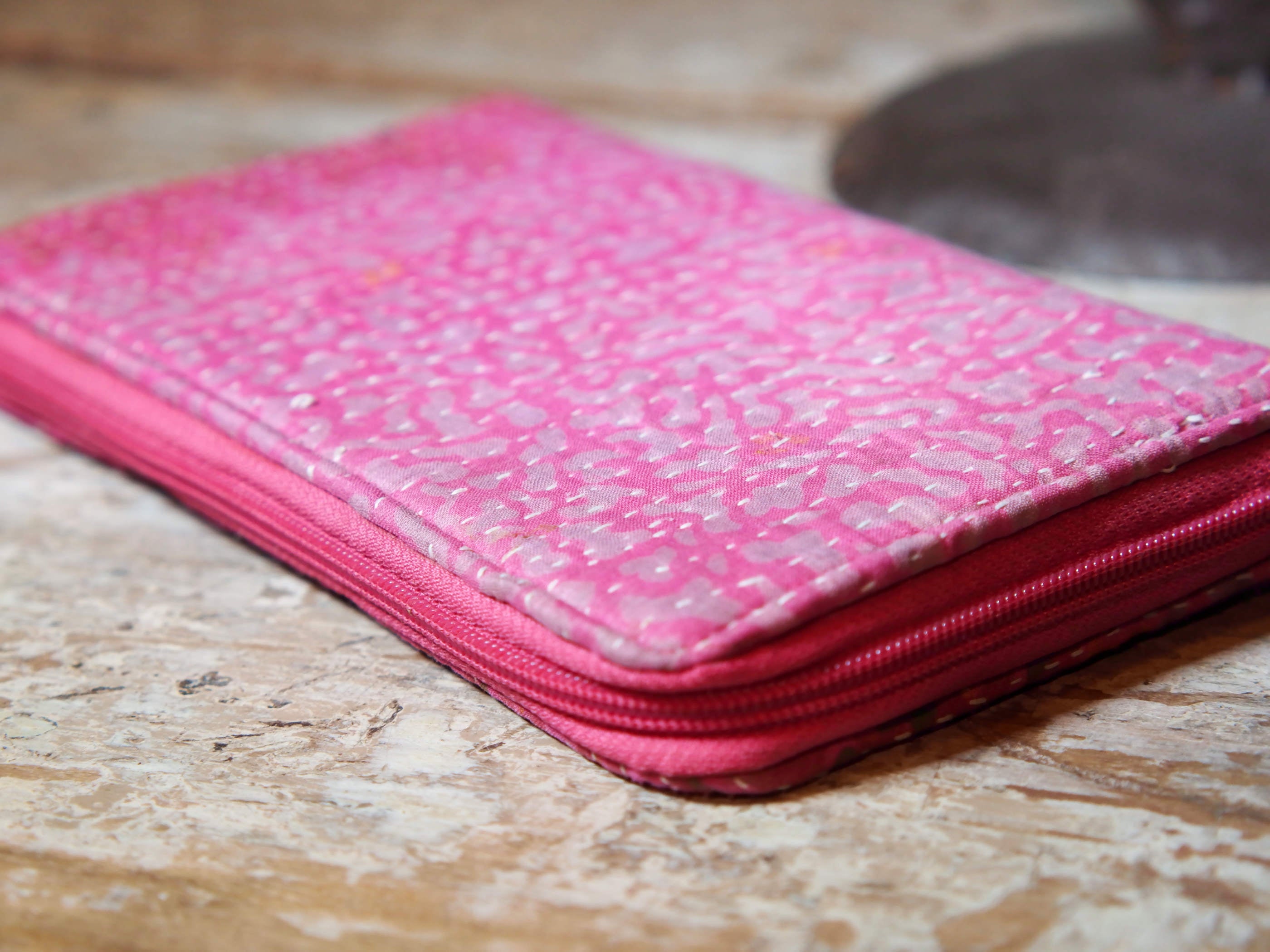 portafoglio, portamonete,borsello in cotone ricamato con tecnica kantha.dimensioni 21x12 spessore 3 cm